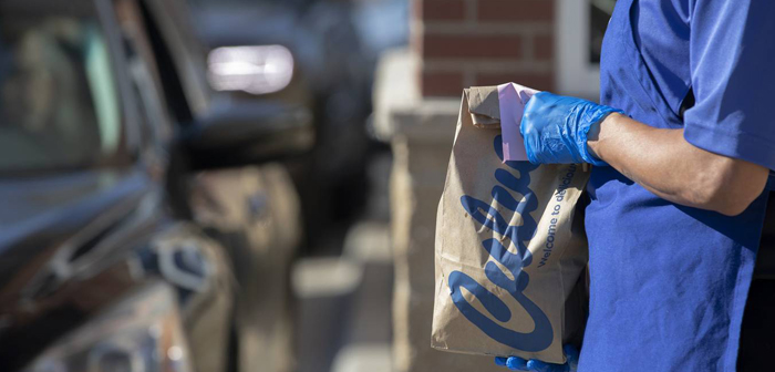 «Puedes ofrecer más atención y hospitalidad en el restaurantes, pero… hay mayor crecimiento off-premise que on-premise, y debemos asegurarnos de que podemos continuar aumentando esa capacidad».
