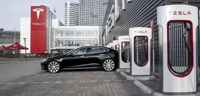Tesla planea instalar restaurantes y autocines en sus estaciones de supercargadores.