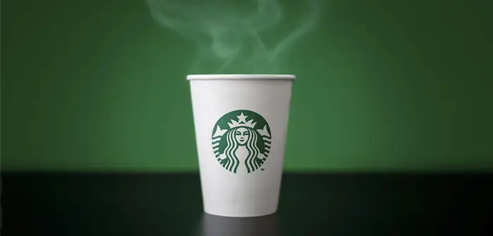 ¿Quién no reconoce el típico vaso blanco o transparente con la sirena verde de Starbucks?