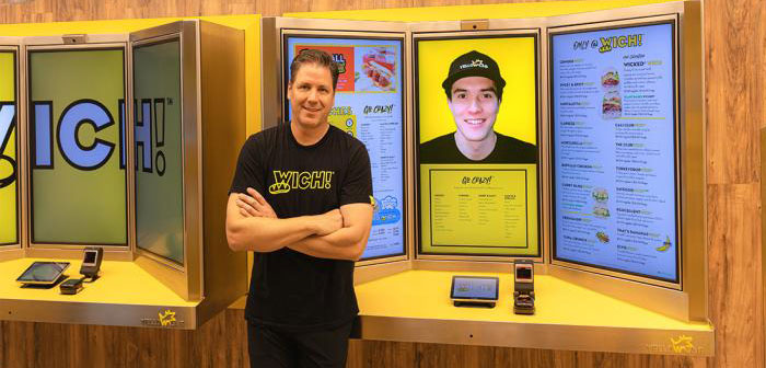 Camareros teletrabajando que atienden a los clientes ante la escasez de personal en los restaurantes