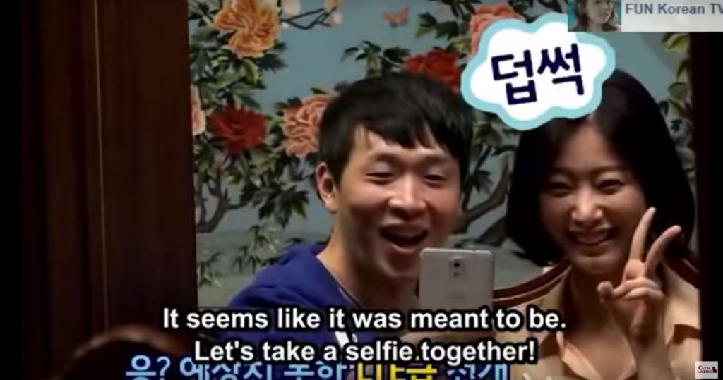Chico y chica que acuden a un restaurante para singles en Corea y se hacen un selfie