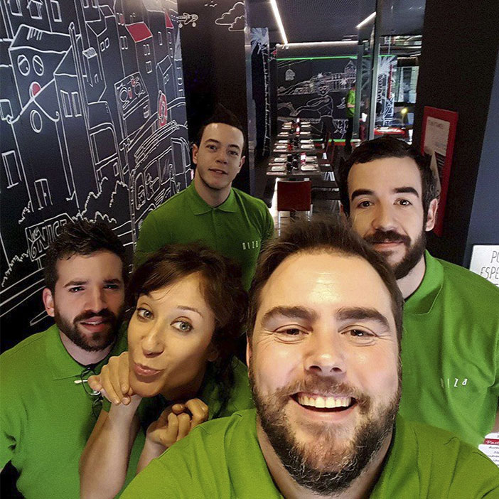 El restaurante Niza, decidió cambiar el color de uniforme de trabajo de sus camareros según las diferentes celebraciones o eventos.