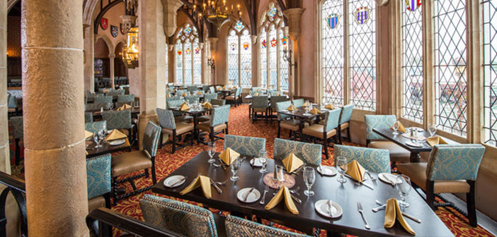 Está dentro del castillo de Cenicienta y allí podrás degustar un menú basado en la alta cocina americana, lo que le convierte en uno de los más exclusivos del resort.