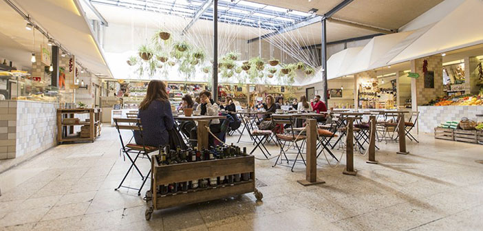 Mercado de comida orgánica que representa la opción de comprar de la tierra a la mesa en Madrid.
