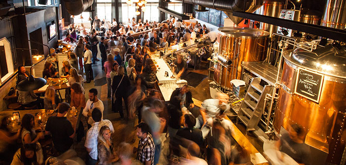 ¿A quién no le ha pasado salir a cenar con unos amigos a un restaurante y, a medida que este se va llenando de gente, el nivel de la conversación sube hasta el punto de tener casi que gritar para poder interactuar con tus colegas sentados a la mesa?