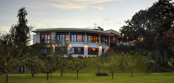 Uno de los rasgos fundamentales de una experiencia gastronómica en Berasategui es la acústica. El establecimiento está aislado de ruidos del exterior y de la maquinaría del mismo. Todas la mesas están lo suficientemente separadas como para no molestarse unas a otras. No tiene música de fondo.