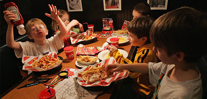 Patatas, hamburguesas, rebozados y fritos son los principales ingredientes de cualquier menú para niños en un restaurante.