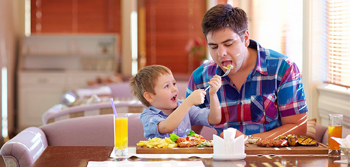 En definitiva, los menús infantiles se alejan radicalmente de lo que podríamos considerar una alimentación saludable. Muy al contrario, están repletos de calorías, grasas saturadas y azúcares.