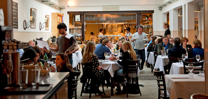 Si el restaurante, no se especializa, si no mejora sus productos y servicios hacia otros de más alto valor añadido, si no innova y se desarrolla tecnológicamente, si no coopera, si no cuida sus recursos humanos, tendrá muy complicado seguir a flote.