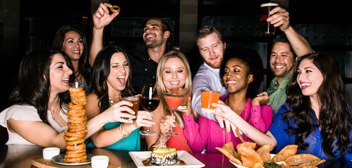 Comer una sabrosa hamburguesa estilo americano en el restaurante Yard House, no solo te da la oportunidad de disfrutar de unas maravillosas vistas al muelle de Long Beach, California. Sino que además, te sumerge en un ruidoso bullicio de gente joven y de innumerables razas y estilos.