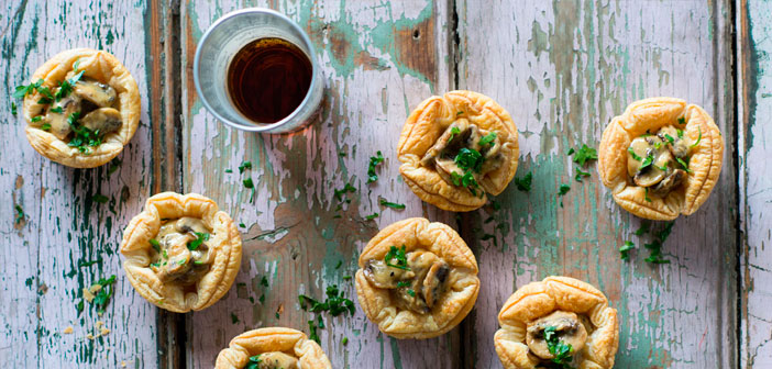 Busca un buen proveedor y crea platos especiales fuera de carta basados en setas, unas jornadas gastronómicas durante una o varias semanas; planteamientos originales como postres con setas y otras preparaciones.