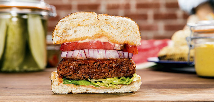 La empresa Meatless Meet Europe ha llegado a España con el fin de cubrir esa necesidad. Se trata de una compañía líder en Europa en alimentos de proteína vegetal. Su objetivo es cuidar la alimentación de la sociedad del mismo modo que se preocupa por el bienestar del animal y del planeta.