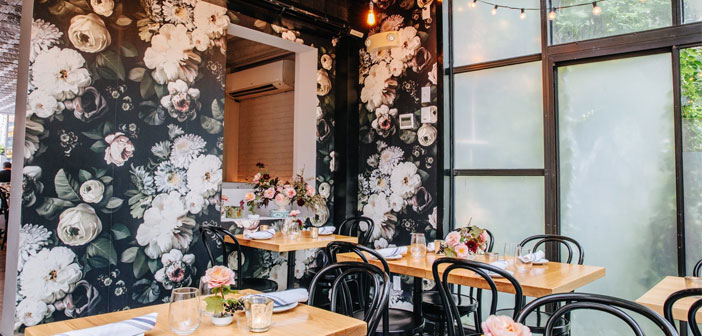 «Tenemos tantas preguntas en línea sobre el aparcamiento y otras pequeñas cosas, como por ejemplo de dónde proceden nuestros huevos, o de dónde viene tal producto… Ahora tenemos al bot respondiendo preguntas en nuestro lugar. No tenemos que escribir, es automático. Y puede contestar lo que queramos, es configurable», comenta Sandrine Rossi, propietaria del local.