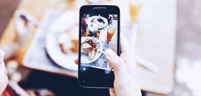 Una buena gestión de las redes sociales puede ayudarte a ganar notoriedad, generar compromiso e incluso conseguir nuevos comensales offline y online. Piénsalo: si subes una foto deliciosa de alguno de tus platos, la posibilidad de pedirlo a domicilio de forma inmediata se vuelve aún más irresistible.