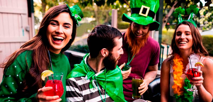 San Patricio no tenía gran impacto en España y otros países del ámbito Iberoamericano hasta que recientemente se ha puesto de moda celebrarlo por todo lo alto, tréboles y gorros verdes incluidos. Pero si algo no puede faltar en esta fiesta, eso es el alcohol.