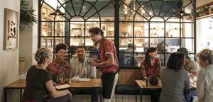 Chefs y críticos gastronómicos desvelan los motivos que indican que comer en un restaurante puede ser una muy mala idea