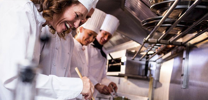 Estas tres empresas están especializadas en proveer comidas en aeropuertos, hospitales, escuelas, estadios y emplazamientos similares. Compass Group, la mayor de todas con sede en el Reino Unido, percibe anualmente 23 200 millones de dólares en ventas, un 9% del total mundial movido por este sector.