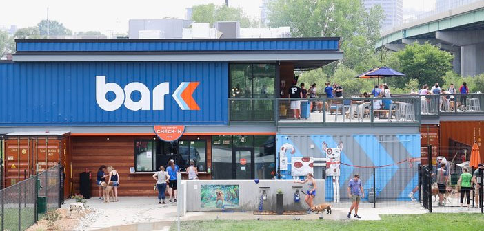 Mientras que los perros juguetean los unos con los otros, y los dueños tienen la oportunidad de disfrutar de los canes de otras personas, el servicio de catering del Bar K ofrece bebidas y tentempiés a todos los presentes.