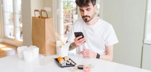 Más del 70% de clientes con incidencias en el servicio de comida a domicilio culpan tanto al transporte como al restaurante
