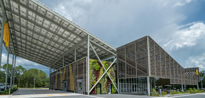Lo que realmente despunta de este renovado local de McDonald’s en Florida es el uso de paneles solares para reducir la dependencia energética que se tiene de la red de abastecimiento conectada a centrales térmicas