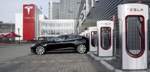 Tesla planea instalar restaurantes y autocines en sus estaciones de supercargadores