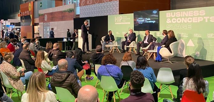 En el marco de HIP ha tenido lugar la charla-debate “No dejes para mañana lo que es negocio hoy’, en la que se han abordado los profundos cambios que está experimentando la hostelería en su relación con el cliente, los nuevos modelos de negocio postpandemia y la generación de datos como motor de crecimiento para redecir lo que va a querer el consumidor en cada momento.