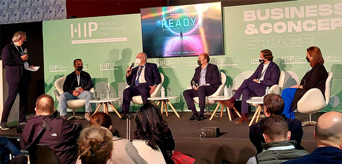 Diego Coquillat: “El cliente es cliente mucho antes de ir al restaurante y no deja de serlo una vez se marcha, ya que los canales digitales le permiten interactuar antes, durante y después de su etapa gastronómica. Detrás de todo nuevo contexto digital se esconde una enorme cantidad de datos, el Big Data es una de las bases principal de esta nueva era, que nos permitirá gestionar mejor nuestra empresa, detectar tendencias y nuevos comportamientos para anticiparnos y predecir cambios, pero sobre todo nos va a permitir ofrecer una personalización digital en la experiencia de los clientes”.