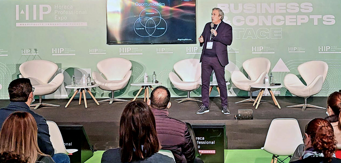 El encuentro ha contado con Diego Coquillat, creador y consultor sobre digitalización para grupos hosteleros y chef, que puso el acento en que “cada momento de consumo se ha convertido en un producto digital que ha cambiado de arriba abajo el sector de la hostelería en los últimos tiempos.
