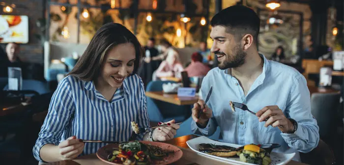 La brecha generacional en los restaurantes: las diferentes necesidades de millennials y boomers en la hostelería.