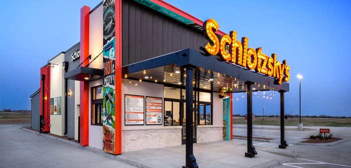 Schlotzy's, una marca de Focus Brands con más de 330 restaurantes distribuidos por Estados Unidos, sirve sus pizzas y sándwiches para takeout a través de una ventanilla en su nuevo prototipo de local.